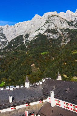 Çatıdaki Hohenwerfen Kalesi manzarası ve arka plandaki Berchtesgaden Alpleri.