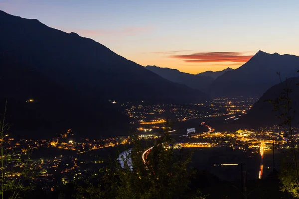 日没時に見られる山の都市の夜のライト 長時間露光技術 — ストック写真