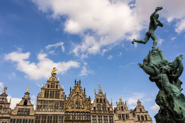 Гільдії Sint Joris Grote Markt Brabo Funtain Blue Sky Antwerp — стокове фото