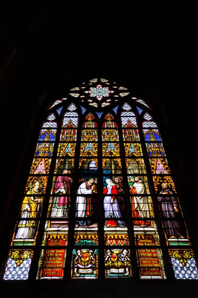 聖ミカエル大聖堂と聖グドゥラ大聖堂のステンドグラスがベルギー ブリュッセルのサント グドゥール広場にあります — ストック写真