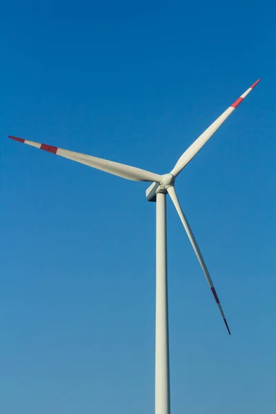 Detailní Záběr Větrné Turbíny Proti Modré Obloze — Stock fotografie