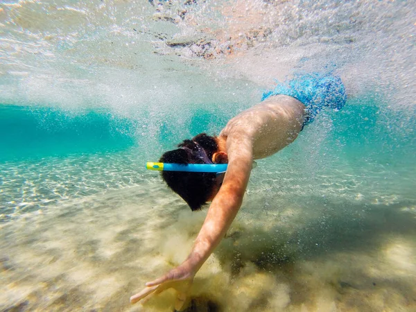 Niño Está Explorando Mar Océano Está Nadando Agua Turquesa — Foto de Stock