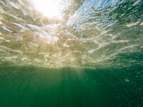 Dolů Vodní Vyhlídku Sluneční Paprsky Procházejí Průzračnou Vodou Bubliny Rohu — Stock fotografie