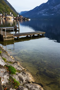 Avusturya 'nın Hallstatt kentinde bir duba ve gölün berrak sularının ele geçirilmesi. Arka planda şehrin görüntüsü.