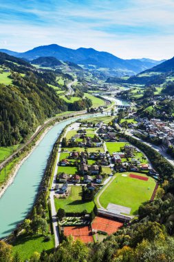 Salzach Vadisi 'ndeki Werfen köyü Hohenwerfen Kalesi' nin kulesinden görüldü..