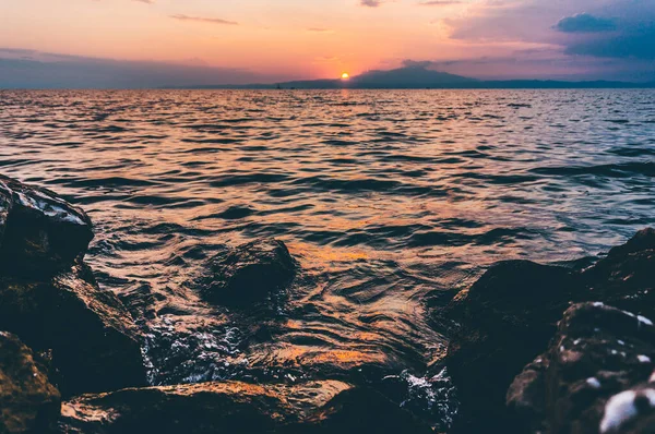 Vacker Bild Fantastisk Solnedgång Havet Det Finns Klippor Vågor Och — Stockfoto