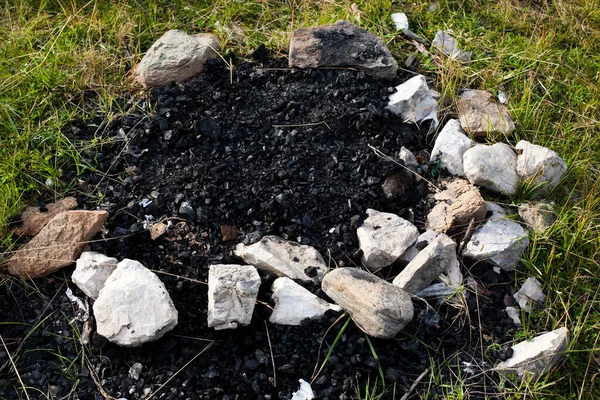 Küçük Bir Kamp Ateşi Söndükten Sonra Küller Bir Kamp Ateşinin — Stok fotoğraf