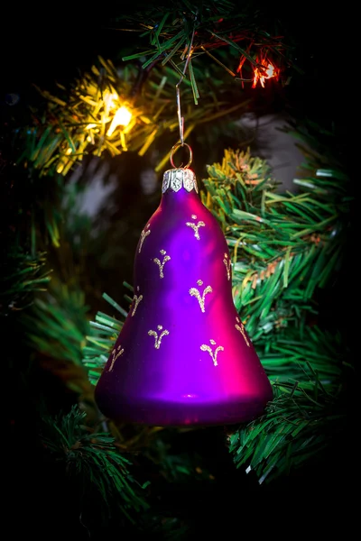 Árvore de Natal brinquedo de Natal sino roxo — Fotografia de Stock