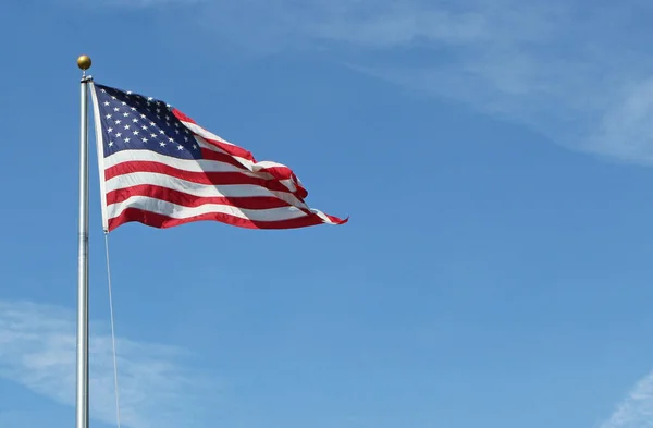 Bandera Americana Soplando Viento Con Cielo Azul — Foto de Stock