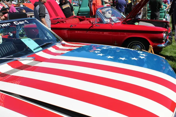 Klasyczny Samochód Amerykańską Flagą Hood — Zdjęcie stockowe