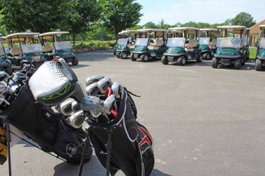 Golf Sahasında Golf Sopaları ve Arabaları