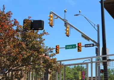 Şehir Kavşağında Sokak İşareti ve Trafik Işıkları