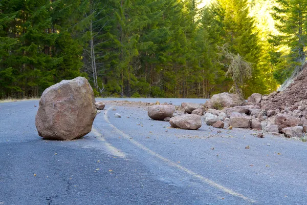 Erdrutsch blockierte Straße — Stockfoto