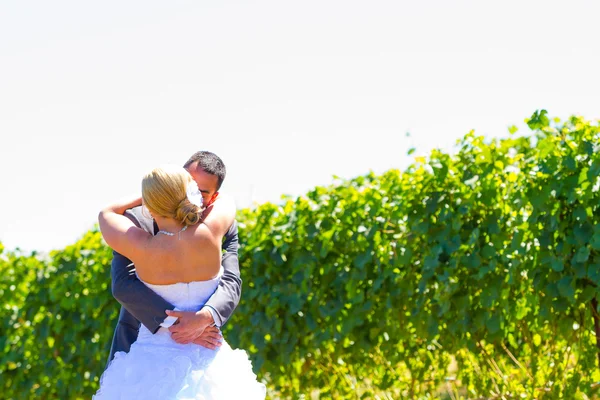 Novia y novio primera mirada — Foto de Stock