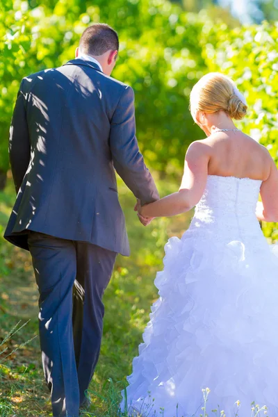 Sposa e sposo che se ne vanno — Foto Stock