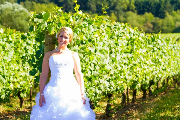 Braut an ihrem Hochzeitstag — Stockfoto