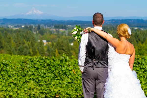 Nevěsta a ženich s velmi spokojení — Stock fotografie