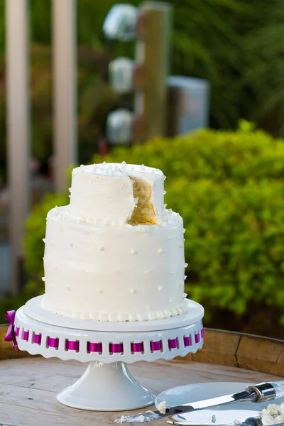 Cut Wedding Cake — Stock Photo, Image