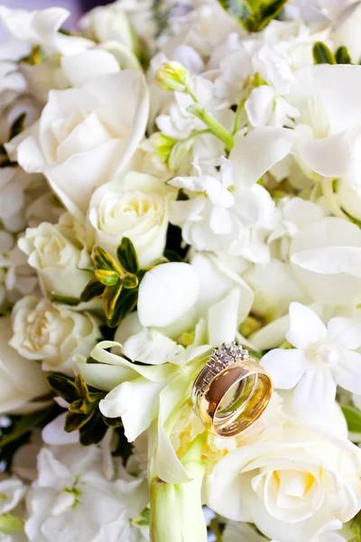 Anéis de casamento em flores — Fotografia de Stock