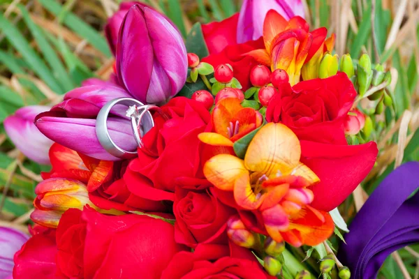 Anéis de casamento em flores — Fotografia de Stock