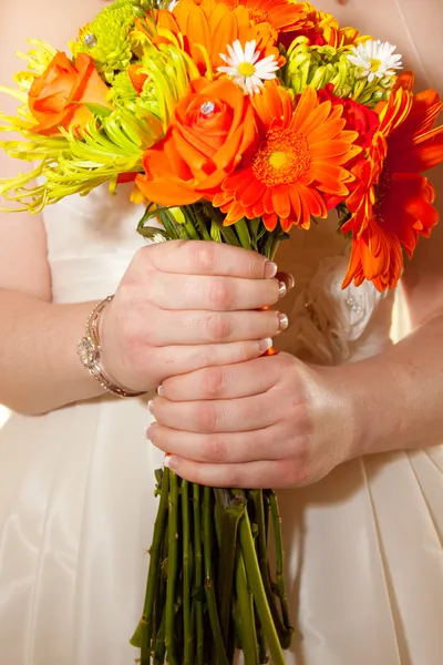 Eine Braut hält ihren Blumenstrauß vor ihrer Trauung — Stockfoto