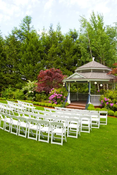 Свадебное место и стулья — стоковое фото