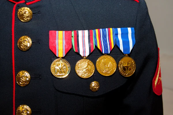 Un pușcaș marin american își arată medaliile de la serviciul activ în forțele armate — Fotografie, imagine de stoc