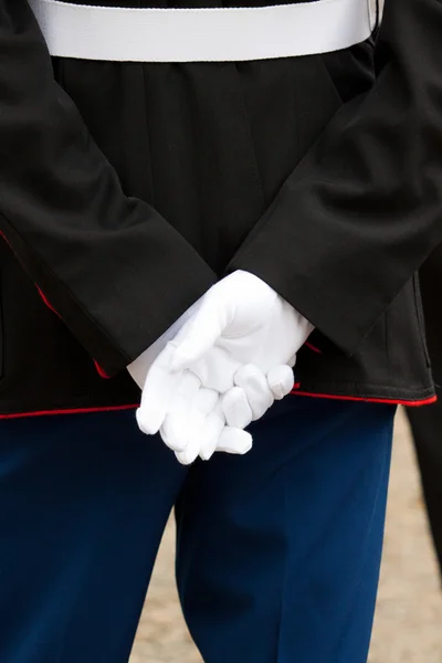 Um soldado marinho fica em atenção durante uma cerimônia de casamento com as mãos nas costas usando uniforme completo e luvas brancas. . — Fotografia de Stock