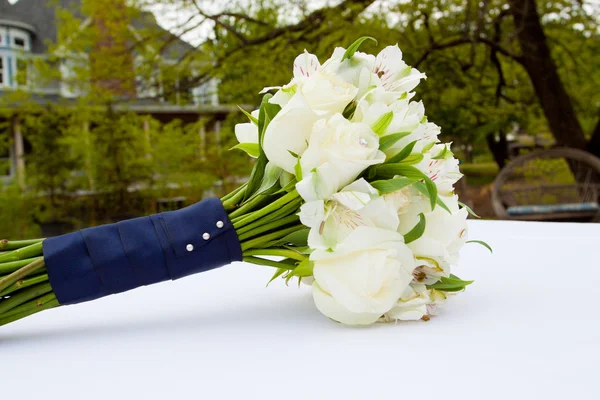 Un ramo de flores blancas en una ceremonia de boda con joyas en las flores —  Fotos de Stock