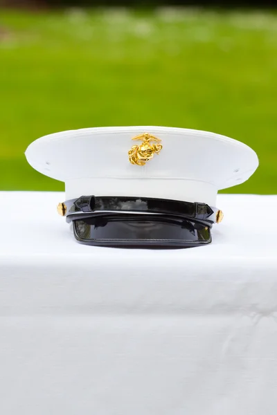 Un sombrero de los marines fuera de su cabeza mientras que en una boda en uniforme para los soldados de las fuerzas armadas y la familia . —  Fotos de Stock