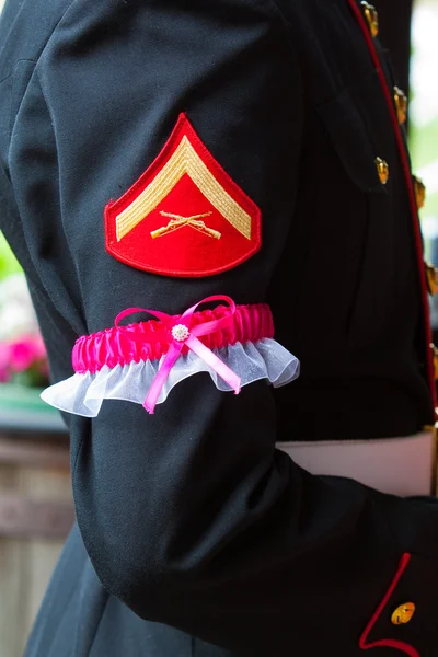 A United States Marine soldier caught the garter at this military wedding for armed forces soldiers and veterans. — Stock Photo, Image