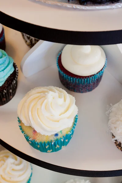 Hochzeits-Cupcakes aus Schokolade, Vanille und Karottenkuchen bei einem Hochzeitsempfang. — Stockfoto