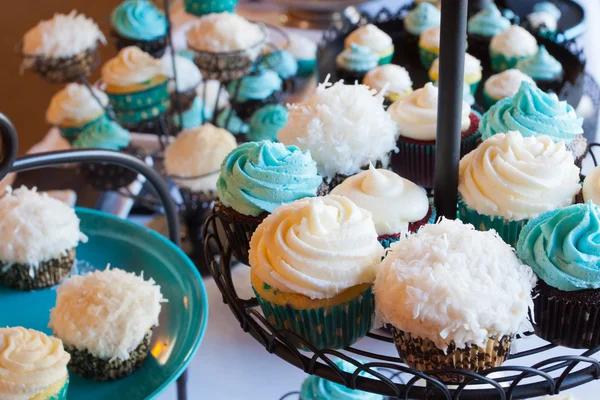 Hochzeits-Cupcakes aus Schokolade, Vanille und Karottenkuchen bei einem Hochzeitsempfang. — Stockfoto