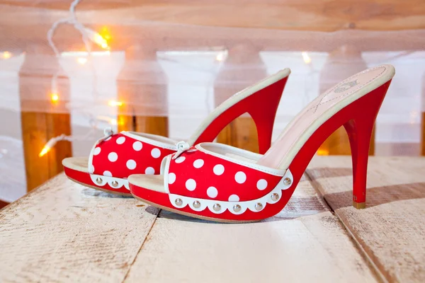 红白相间的婚礼鞋 — 图库照片