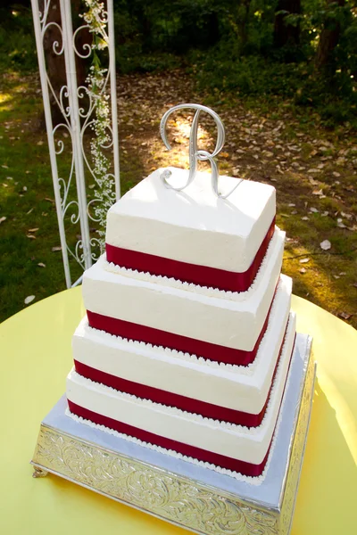 Bolo de casamento ao ar livre — Fotografia de Stock