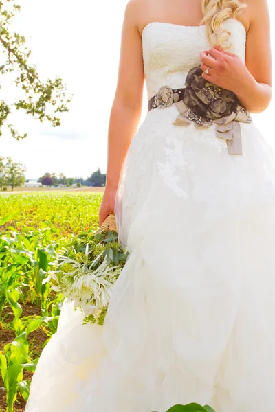 Sposa e mazzo di fiori — Foto Stock