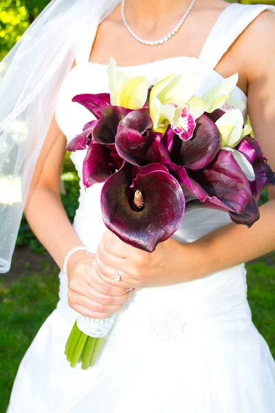 Bride Holding Bouquet — Stock Photo, Image