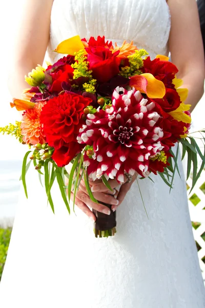 Braut hält Blumenstrauß — Stockfoto