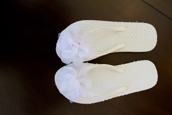 Weiße Flipflops für die Hochzeit — Stockfoto