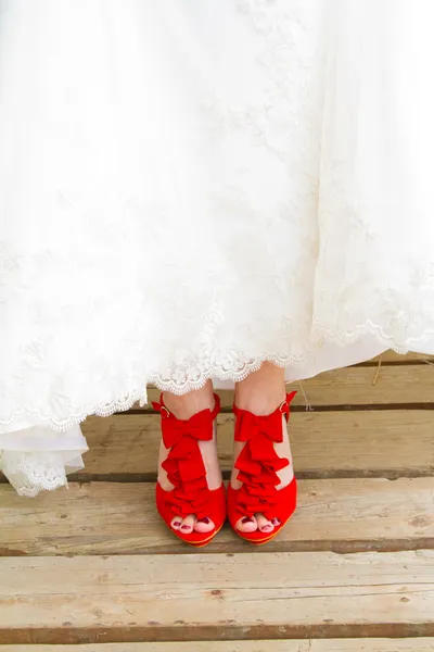 Sposa e scarpe rosse — Foto Stock