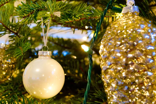 Elegantes adornos de Navidad —  Fotos de Stock