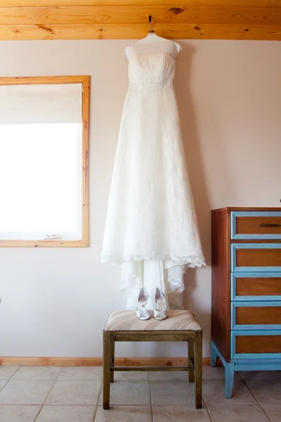 Vestido de novia colgante — Foto de Stock