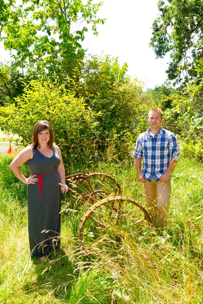 Casal em um campo — Fotografia de Stock