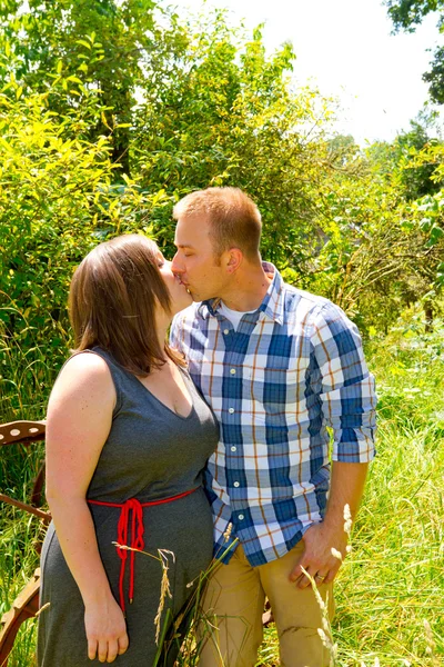 Casal em um campo — Fotografia de Stock