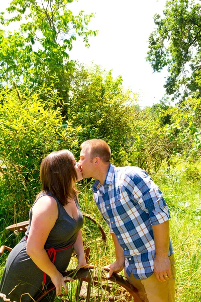 Paar auf einem Feld — Stockfoto