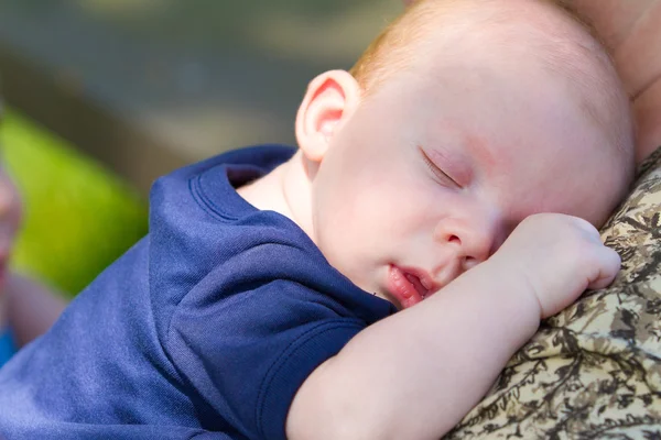 Sovande baby — Stockfoto