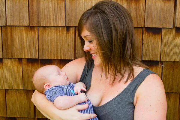 Madre sosteniendo bebé recién nacido niño — Foto de Stock