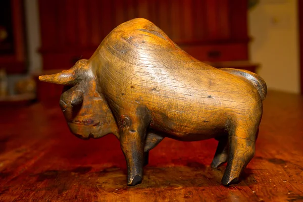 Estátua de madeira do touro — Fotografia de Stock