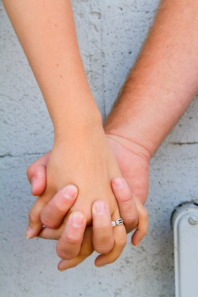 Para trzyma ręce — Zdjęcie stockowe
