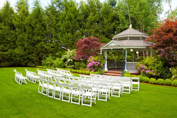 Bruiloft locatie en stoelen — Zdjęcie stockowe